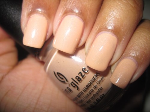 Warm beige nails for the summer