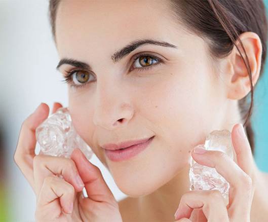 Using ice cubes on face minimize pores